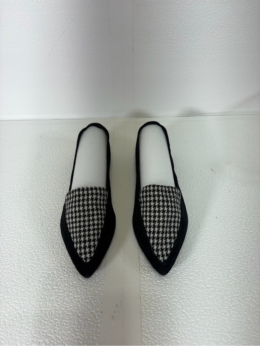Essex Lane Black and White Houndstooth Pointed Toe Flats s308